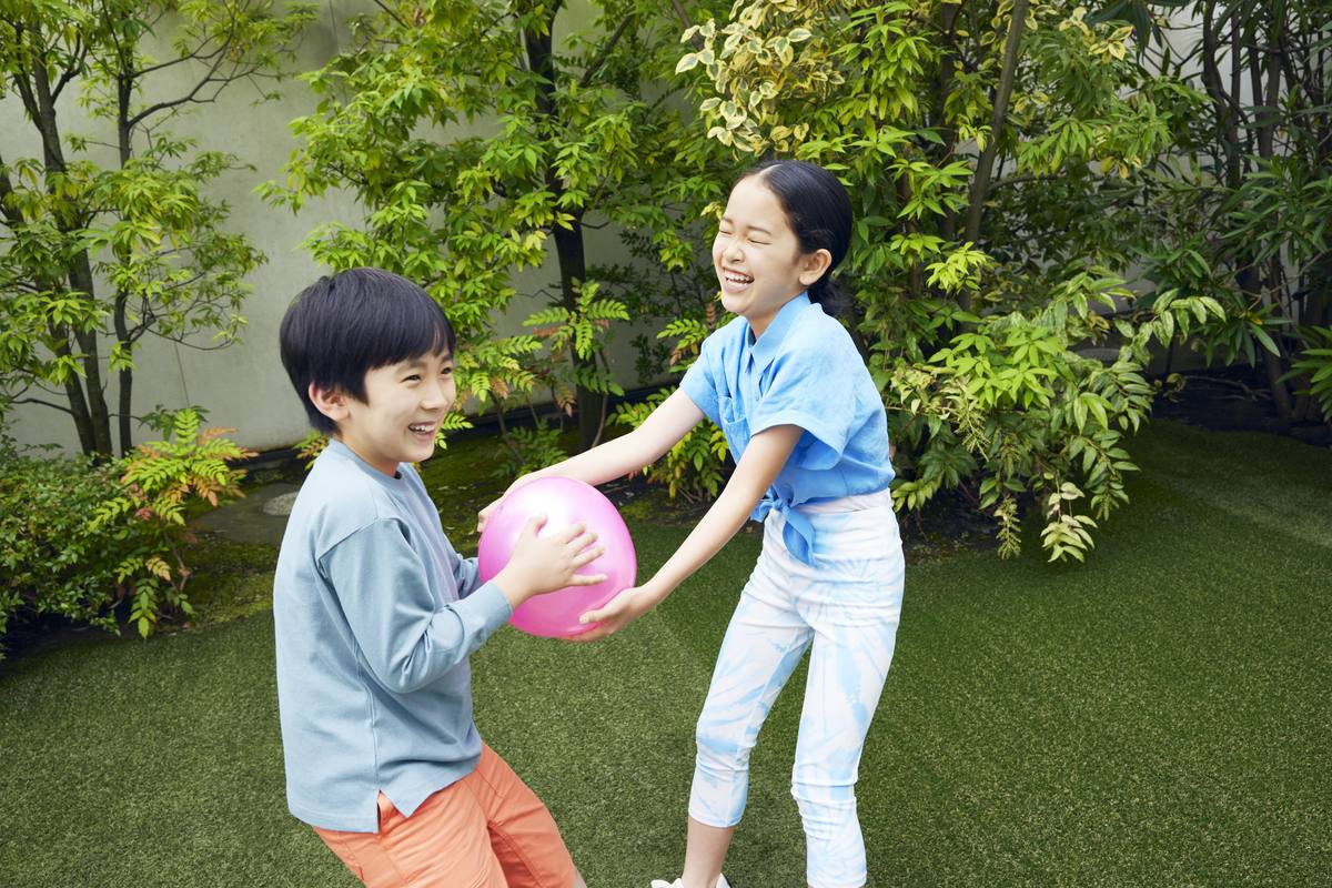 外で遊ぶ子どもたち