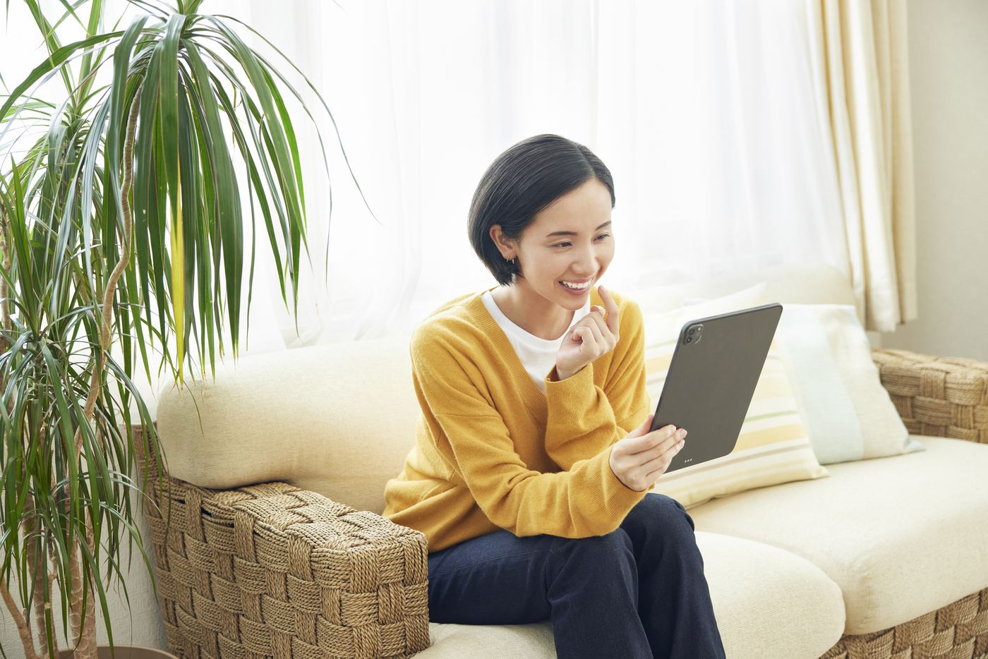 自宅でくつろぐ女性